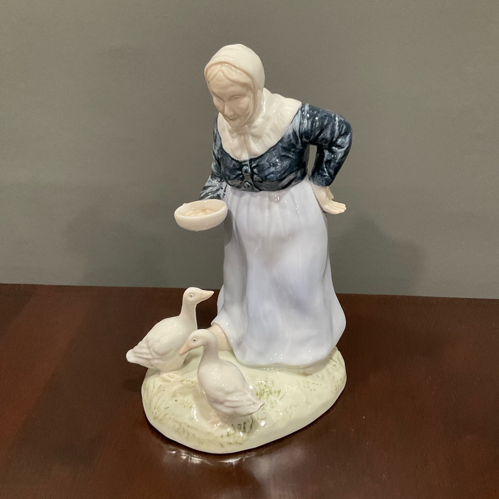 VINTAGE ANDREA BY SADEK FINE PORCELAIN DUTCH OLD WOMAN FEEDING DUCKS MARKED